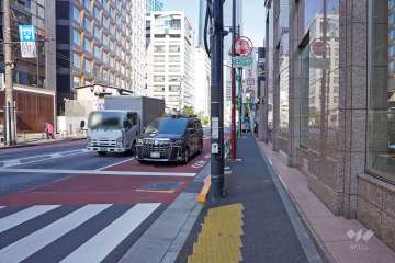 敷地北側は都道319号（外苑東通り）が走っています。