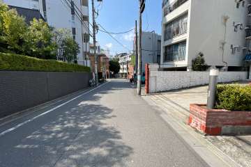 敷地南側の前面道路