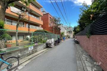 敷地東側の前面道路