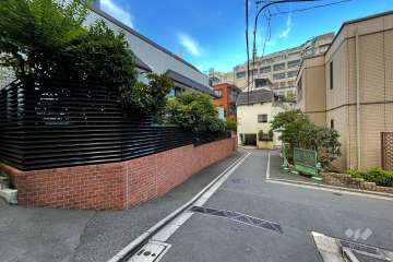 敷地南側の前面道路