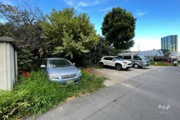 敷地の北西側の前面道路