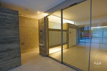 エントランスはオートロック付きです。