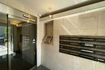 エントランスはオートロック付きです。