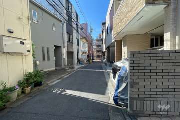 敷地南側の前面道路（西側から）