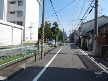 敷地西側の前面道路