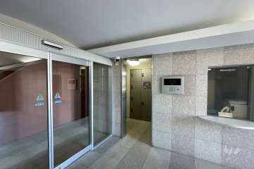 エントランスはオートロック付きです。