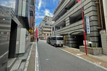 敷地南側の前面道路（東側から）