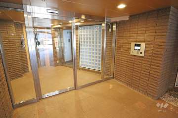 エントランスはオートロック付です。