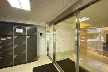 エントランスはオートロック付きです。