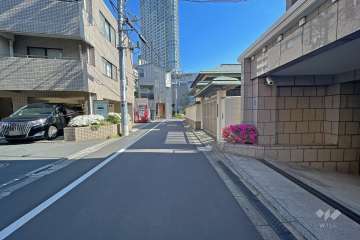 敷地西側の前面道路（南側から）