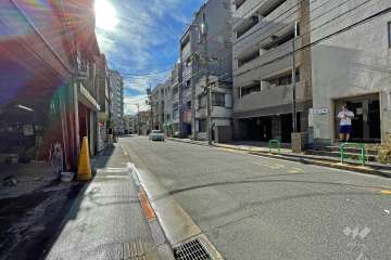 敷地南側の前面道路（東側から）