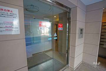 エントランスはオートロック付きです。