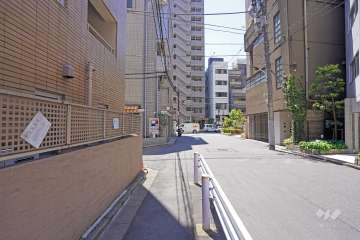 敷地西側の前面道路（北側から）