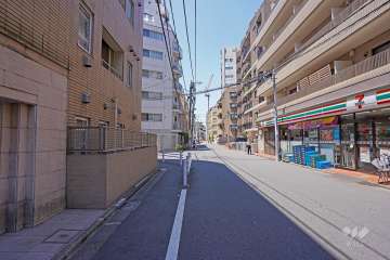 敷地北側の前面道路（西側から）