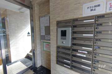 エントランスはオートロック付きです。