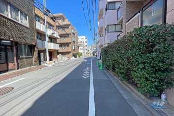 敷地西側の前面道路（南側から）
