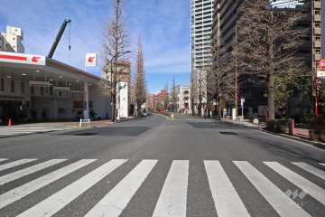 敷地西側の前面道路(南側から)