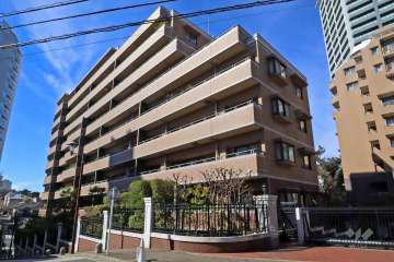 ファミールコート白金タワーズの外観（東側から）