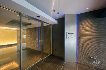 エントランスはオートロック付きです。