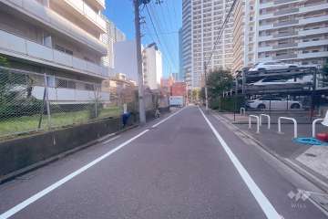 敷地北側の前面道路（西側から）