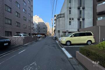 敷地の南側前面道路（東側から）