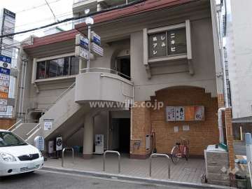 1階、2階には店舗が入っています。