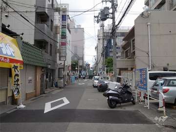 周辺は店舗や事務所が建ち並ぶ、駅前の商業地です。