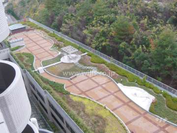 敷地北部分にある庭園。テーブルやベンチも設置されたプライベート空間です。