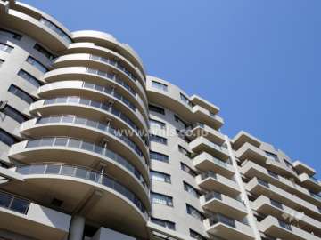 一部アールを描くデザイン。外壁はタイル張りです。