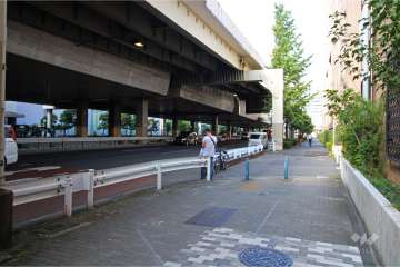 敷地北西側の前面道路（南西側から）
