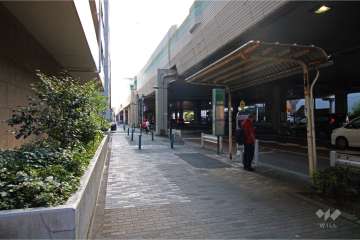 敷地北西側の前面道路（北東側から）