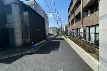 敷地南東側の前面道路（北東側から）