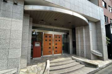 エントランスはオートロック付きです。