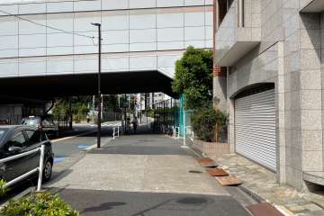 敷地の北西側前面道路（南西側から）