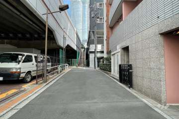 敷地の北東側前面道路（北西側から）