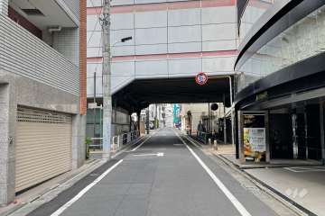 敷地の南東側前面道路（南西側から）