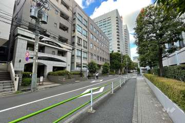 敷地の南東側前面道路（南西側から）