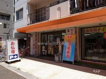 建物1階部分には国道2号線に面して店舗が入っています。