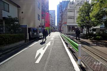 敷地西側の前面道路（南側から）