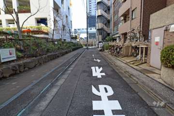 敷地北側の前面道路（東側から）