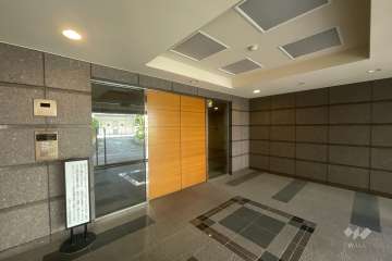 エントランスはオートロック付きです。