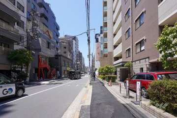 敷地南側の前面道路（東側から）