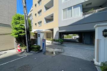 敷地と駐車場の出入り口（リングシャッター付き）