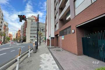 敷地の北側前面道路（西側から）