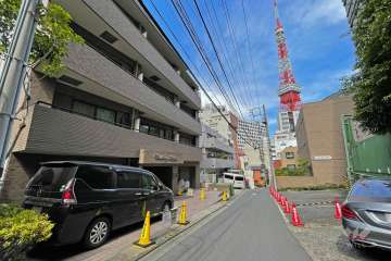 敷地の南側前面道路からは東京タワーが見えます（西側から）。
