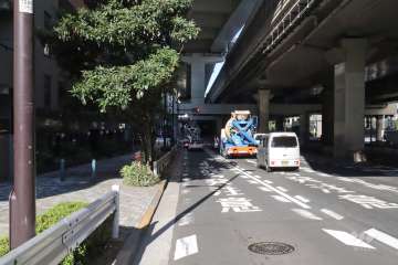 敷地南東側の前面道路(南西側から)