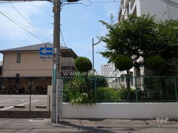 敷地南側の建物とは間隔があります。