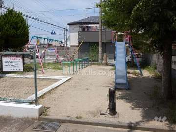 敷地に隣接する小さな公園