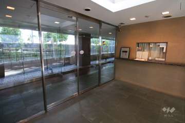 エントランスはオートロック付きです。