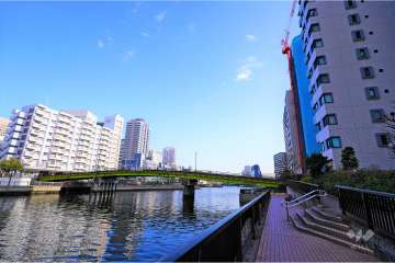 敷地北東側の前面道路